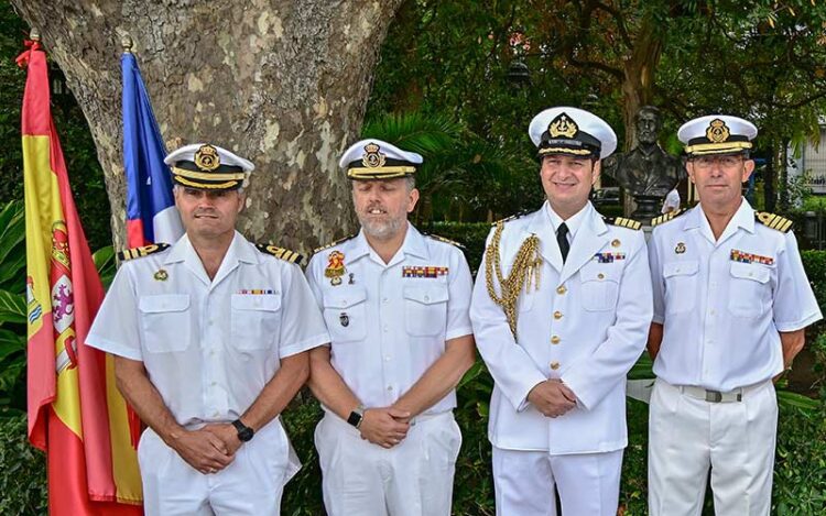 Militares chilenos con el busto a su espalda / FOTO: Eulogio García