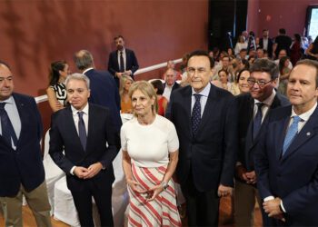 Vallés rodeado de autoridades antes de su charla / FOTO: Junta