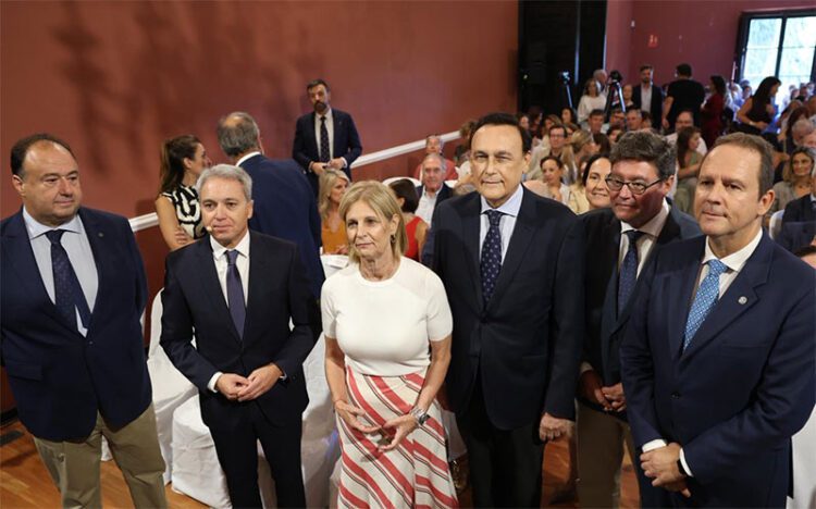 Vallés rodeado de autoridades antes de su charla / FOTO: Junta