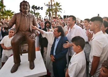 Un momento del concurrido acto de descubrimiento de la escultura / FOTO: Eulogio García