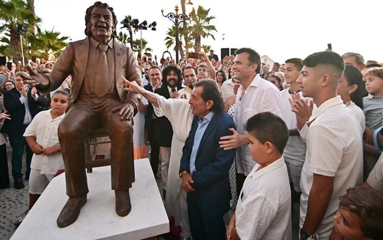 Un momento del concurrido acto de descubrimiento de la escultura / FOTO: Eulogio García