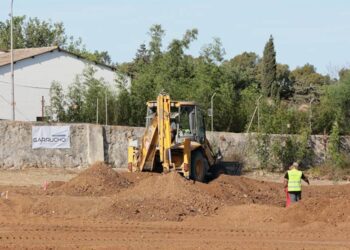 Varios operarios trabajando en la parcela coincidiendo con el acto de presentación / FOTO: Ayto.