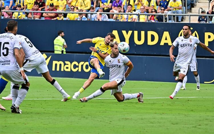 Tabatadze intentándolo por su banda / FOTO: Eulogio García