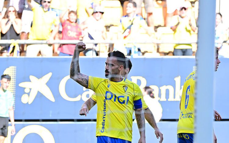 Suso celebrando su primer tanto de amarillo / FOTO: Eulogio García