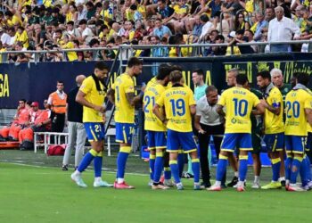 Garitano dando indicaciones al grupo en el primer partido liguero / FOTO: Eulogio García