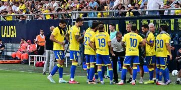 Garitano dando indicaciones al grupo en el primer partido liguero / FOTO: Eulogio García