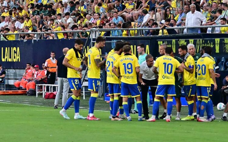 Garitano dando indicaciones al grupo en el primer partido liguero / FOTO: Eulogio García