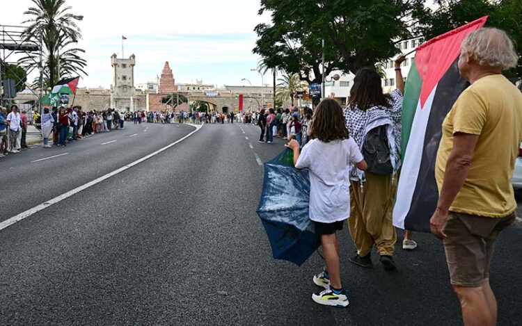 Avanzando en la cadena humana / FOTO: Eulogio García