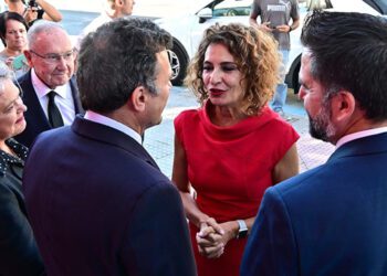 La ministra charla con el alcalde y el delegado de la Zona Franca / FOTO: Eulogio García
