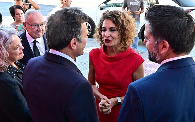 La ministra charla con el alcalde y el delegado de la Zona Franca / FOTO: Eulogio García