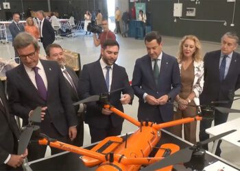 La comitiva del presidente andaluz curioseando entre maquinaria / FOTO: Junta