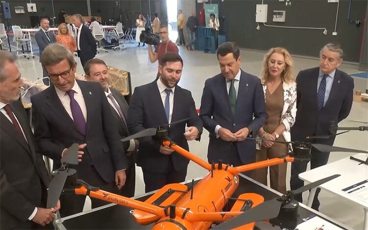 La comitiva del presidente andaluz curioseando entre maquinaria / FOTO: Junta