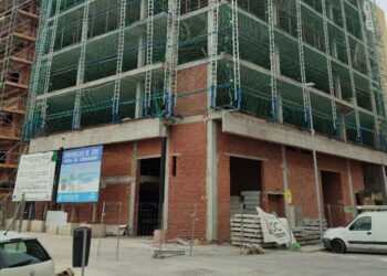 Uno de los bloques que se levanta en los últimos meses en la capital gaditana / FOTO: Eulogio García