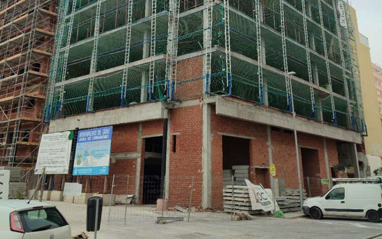Uno de los bloques que se levanta en los últimos meses en la capital gaditana / FOTO: Eulogio García