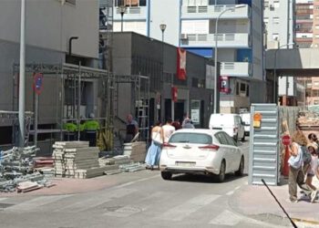 Las obras cortan hoy las dos aceras frente al cole / FOTO: AFA Fondo Sur