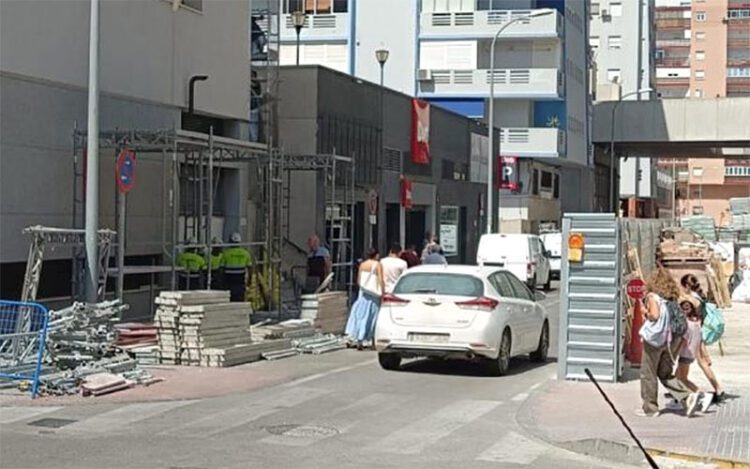 Las obras cortan hoy las dos aceras frente al cole / FOTO: AFA Fondo Sur