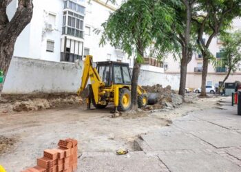 Las máquinas han empezado arrasando el viejo pavimento / FOTO: Ayto.