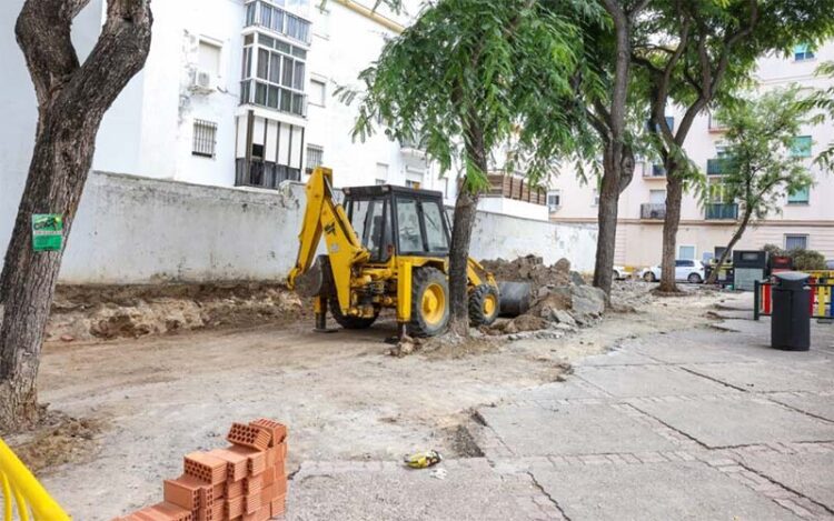 Las máquinas han empezado arrasando el viejo pavimento / FOTO: Ayto.