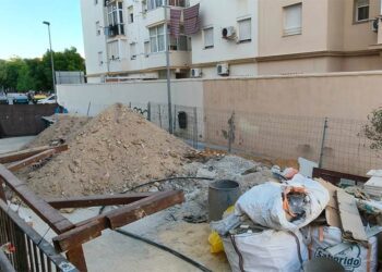 Restos de la obra y escombros en la zona / FOTO: PSOE
