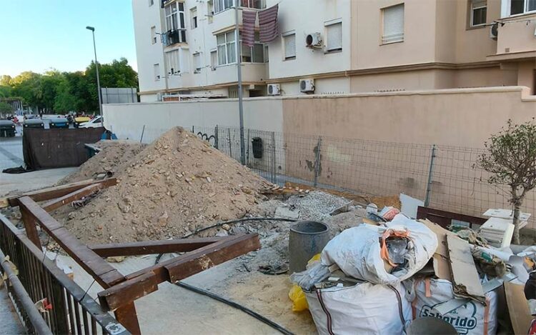 Restos de la obra y escombros en la zona / FOTO: PSOE