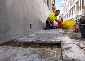 Adecentando un tramo de acerado / FOTO: Ayto.