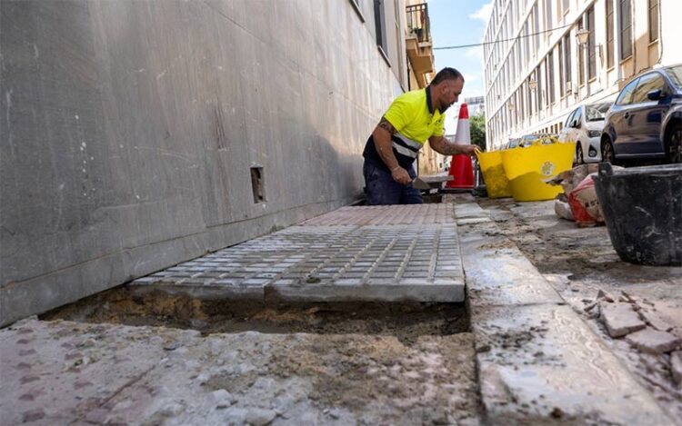 Adecentando un tramo de acerado / FOTO: Ayto.