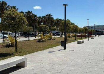 Hormigón y zonas verdes en el paseo sobre el soterramiento de Puerto Real / FOTO: Ayto.