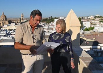 La alcaldesa conoce de primera mano el estado de la torre / FOTO: Ayto.