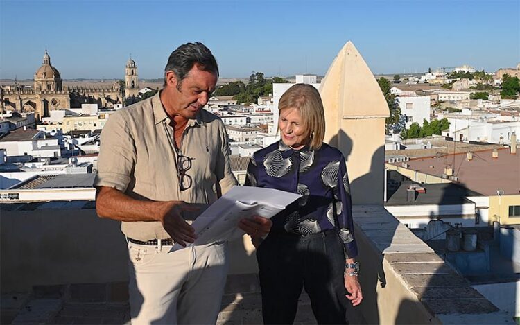 La alcaldesa conoce de primera mano el estado de la torre / FOTO: Ayto.
