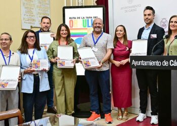 Posado con los negocios que han recogido sus placas / FOTO: Eulogio García