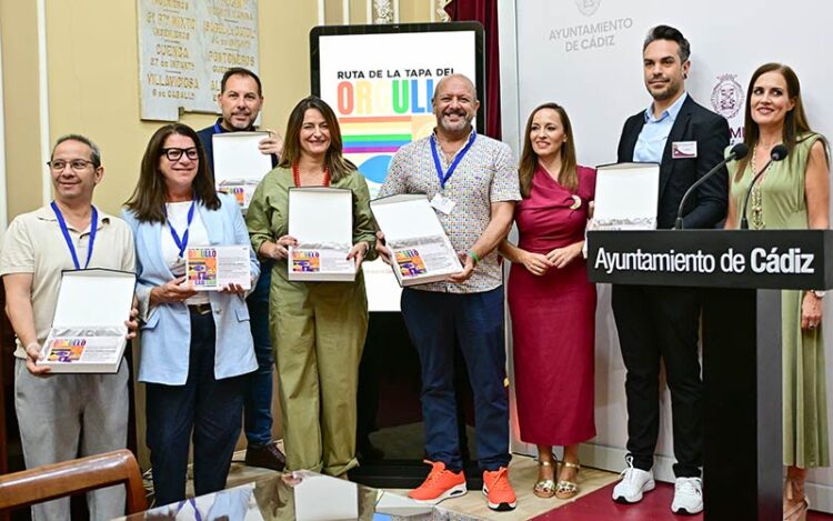 Posado con los negocios que han recogido sus placas / FOTO: Eulogio García