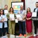 Posado con los negocios que han recogido sus placas / FOTO: Eulogio García