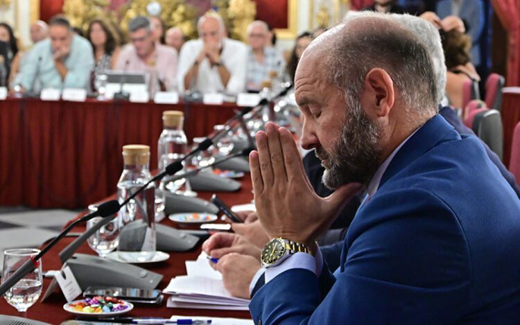 El portavoz del grupo popular en un momento del pleno / FOTO: Eulogio García