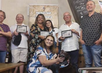 Varios de los premiados con su diploma / FOTO: cedida
