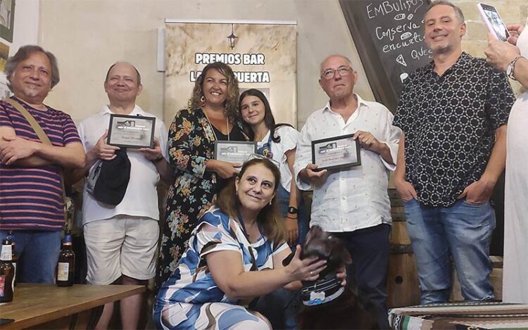 Varios de los premiados con su diploma / FOTO: cedida