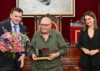 Orgulloso de premio, entre el alcalde y la concejala / FOTO: Eulogio García
