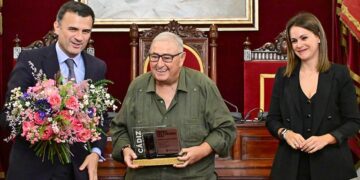 Orgulloso de premio, entre el alcalde y la concejala / FOTO: Eulogio García