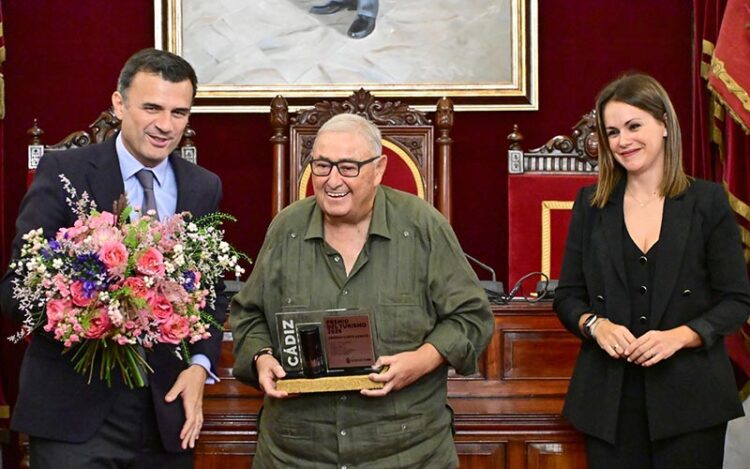 Orgulloso de premio, entre el alcalde y la concejala / FOTO: Eulogio García