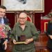Orgulloso de premio, entre el alcalde y la concejala / FOTO: Eulogio García