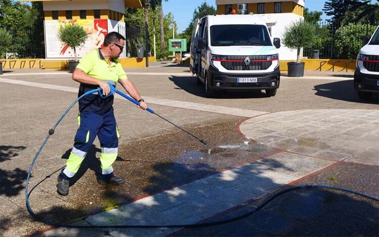 Operario probando la flamante maquinaria / FOTO: Ayto.