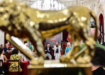 Desvelando la programación en un acto en el salón de plenos / FOTO: Eulogio García