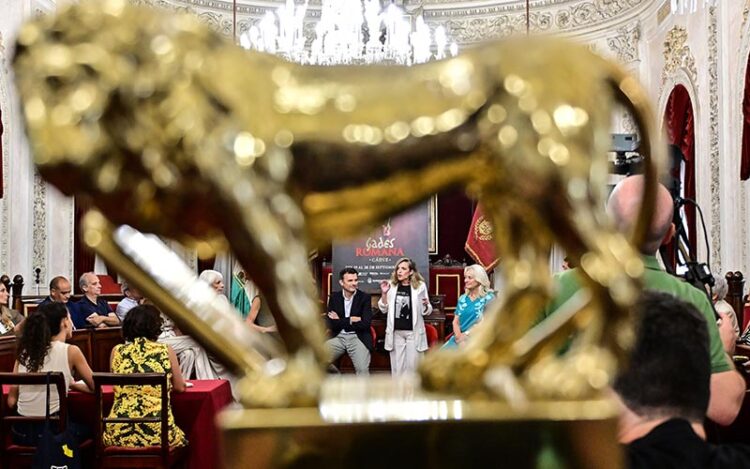 Desvelando la programación en un acto en el salón de plenos / FOTO: Eulogio García