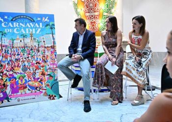 Admirando la obra tras desvelarse / FOTO: Eulogio García