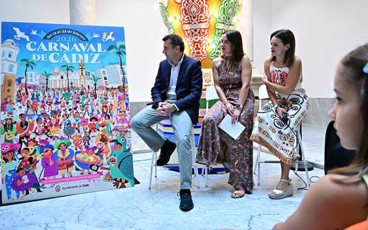 Admirando la obra tras desvelarse / FOTO: Eulogio García