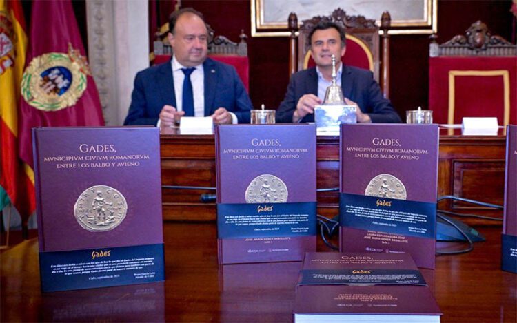 El rector y el alcalde comparten la presentación del libro / FOTO: UCA