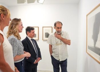 El autor guía a los políticos en la presentación de la exposición / FOTO: Diputación
