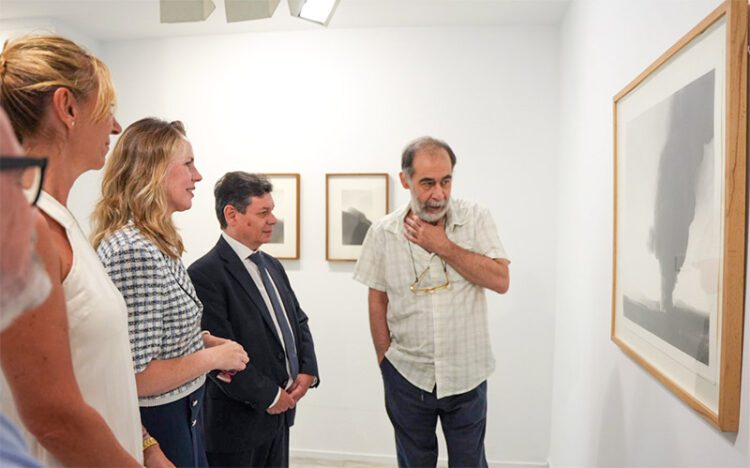 El autor guía a los políticos en la presentación de la exposición / FOTO: Diputación