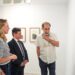 El autor guía a los políticos en la presentación de la exposición / FOTO: Diputación