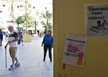 Restos de una pasada protesta de la plantilla en los bajos del Ayuntamiento / FOTO: Eulogio García