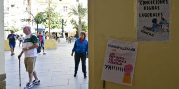 Restos de una pasada protesta de la plantilla en los bajos del Ayuntamiento / FOTO: Eulogio García